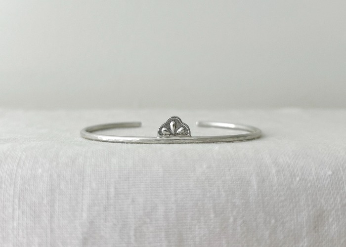 [only one]  tiny tiara cuff