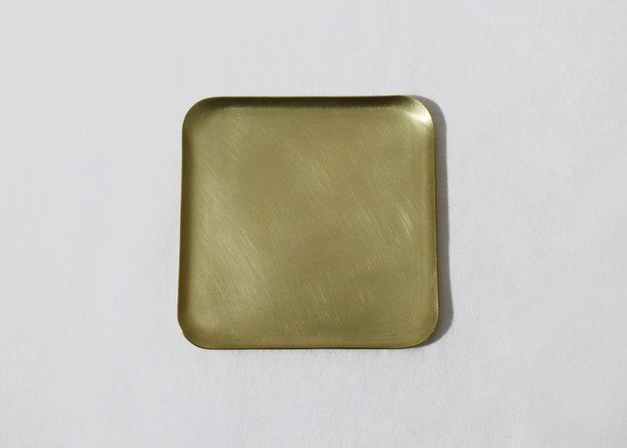 HAMMERED TRAY. SQUARE 10x10. BRASS