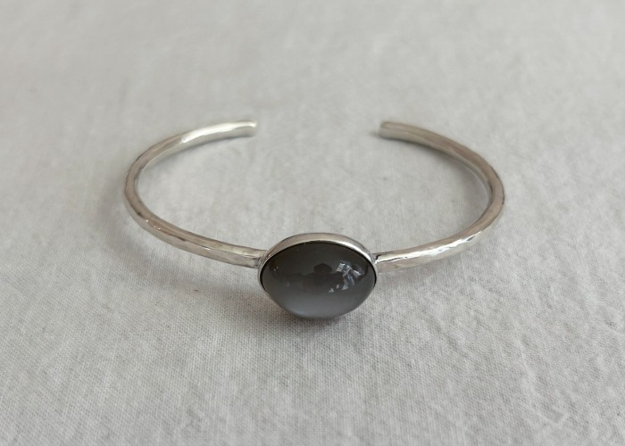 [only one] gray moonstone cuff